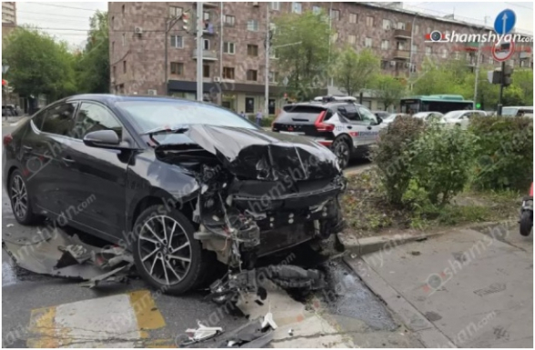 Կոմիտասի պողոտայում բախվել են Hyundai Elantra-ն ու Opel Zafira-ն. վերջինը հայտնվել է կանաչ գազոնում